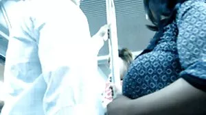 سنہرے بالوں والی مالکن pisses میں ایک بڑا گلاس گیند