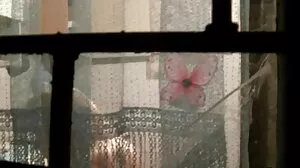 Petite brunette کے شیشے کے ساتھ اس کے بالوں کی cunt ٹککر لگی
