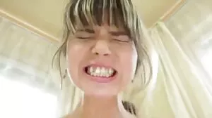 بڑی چھاتی کے نپل piercings کے ساتھ باہر جانے کے پول میں -ord