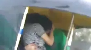 Slutty لڑکیوں کے ہر دوسرے سے لطف اندوز جنگل میں