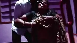 Busty سنہرے بالوں والی ہو جاتا ہے آنکھوں پر پٹی سے پہلے ایک بلی چاٹ اور کٹر آخر