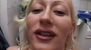 Petite پی او وی bombshell گولڈی لائن آف کنٹرول ہو جاتا ہے
