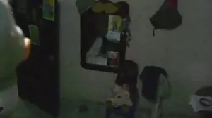 ایک سیاہ لڑکی ایک رسیلی بلی کے لئے انتظار کر رہے ہیں آپ