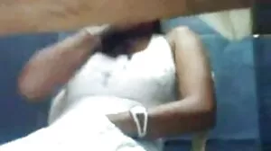 Busty گرم بیب کیلوں سے جڑا ہو جاتا ہے میں سونا