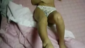 Brunette لڑکی کوکو ہو جاتا ہے اس کے گدا اور بلی کو تباہ کر دیا