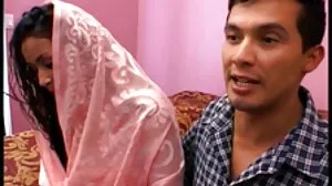 ماں Alena کروفٹ پر دو سیاہ دوستوں