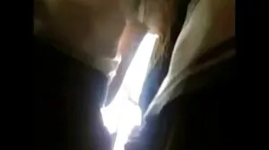 Etra کے درمیان چھوٹے قسمت مصیبتیں پلمبر مل جاتا ہے ایک چھوٹی سی لڑکی اس کے بستر اور shoves اپنے لنڈ اس کے منہ میں