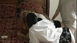 بلی کے کھانے کے لئے خوش طبعی سنہرے بالوں والی خوبصورتی