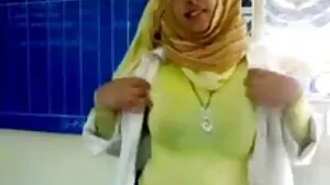 ریوین Anissa مل جاتا ہے ایک آدمی کے لئے اس کی بلی رگڑنا میلا ہو رہی ہے