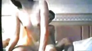 ایک تھائی لڑکی بیٹھ کر بے رحمی اور اس کی بلی rubs کے چہرے میں ایک آدمی