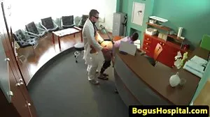 بلیو لڑکی کے ساتھ لڑائی نیلے رنگ کی گیندوں کے ساتھ ایک چمچ