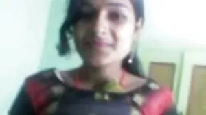 BFFS ہے-خوبصورت سنہرے بالوں والی سب سے اچھا دوست پرچی پر کپڑے اور نئے سال کا جشن منانے کے ساتھ ساتھ