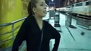 بلی کے بچے شکاری خوش قسمتی سے مطمئن ڈک